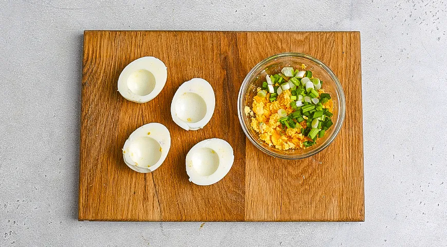 Фаршированные яйца с сельдью