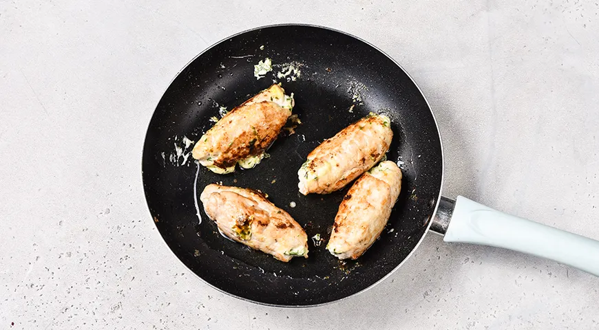 Куриные рулетики с плавленым сыром и зеленью на сковороде