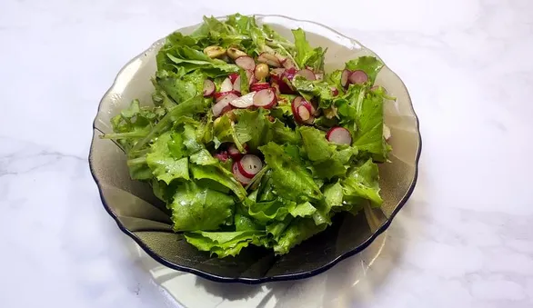 Салат с редиской и арахисом