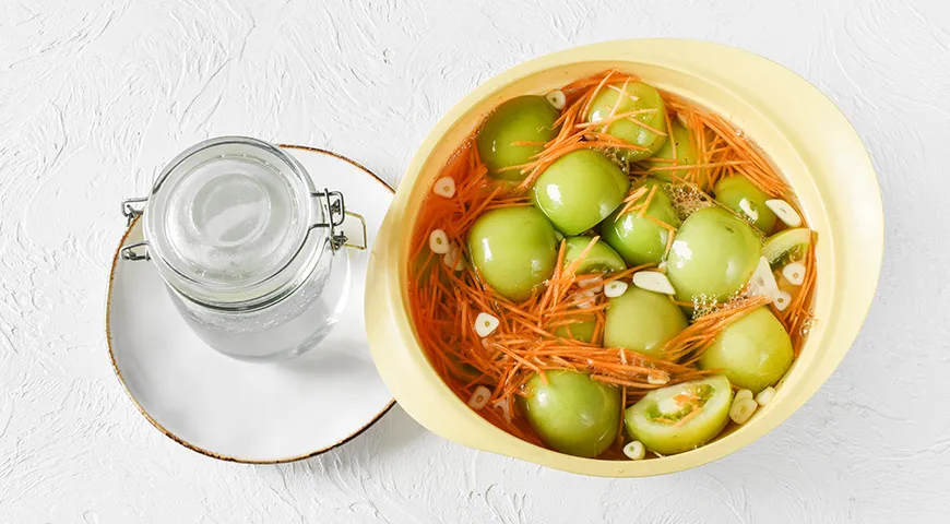 Квашеные зеленые помидоры в кастрюле