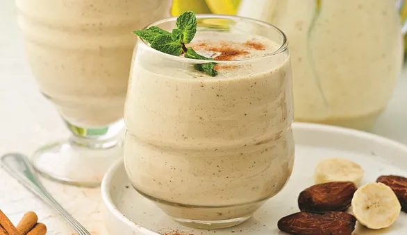 Смузи с бананом и финиками