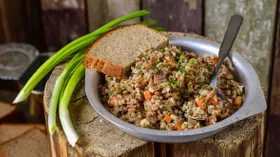 Солдатская каша из гречки с тушенкой