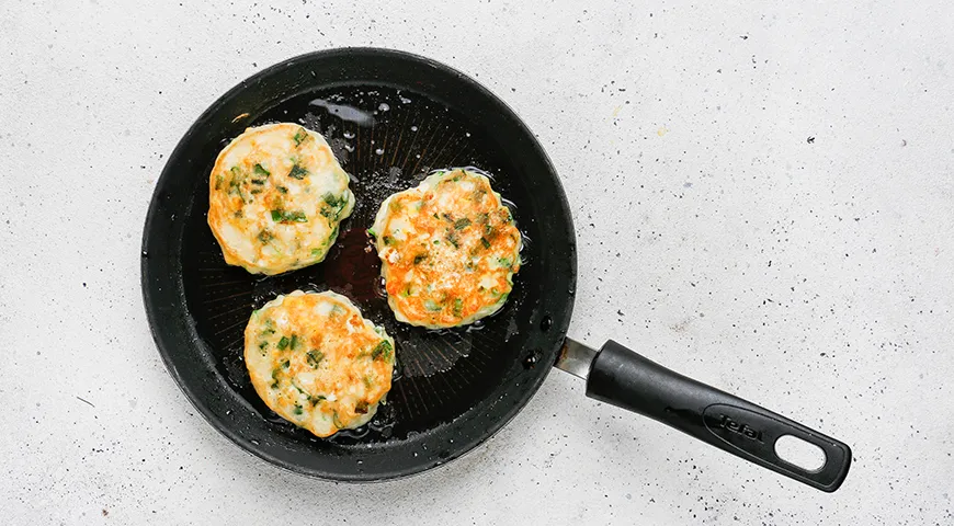 Оладьи на кефире с зеленым луком и яйцом