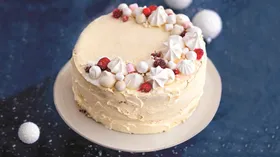 Ореховый бисквитный торт с красными ягодами и воздушным декором