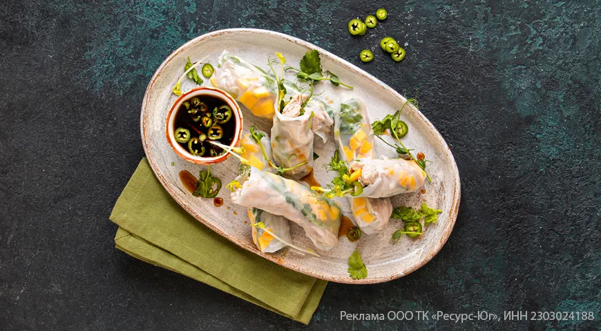 Рулеты из рисовой бумаги с курицей, сельдереем и зеленью