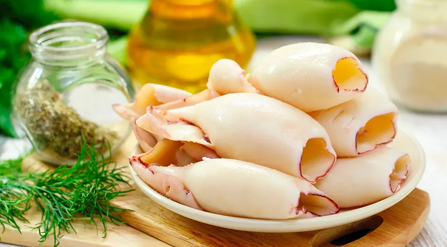 Цвет вареного кальмара бывает от белоснежного до кремового