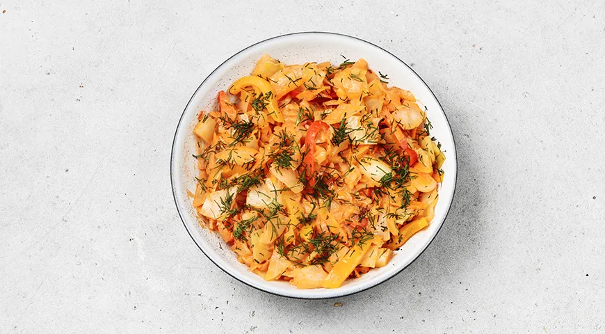 Тушеная капуста в сметанно-томатном соусе