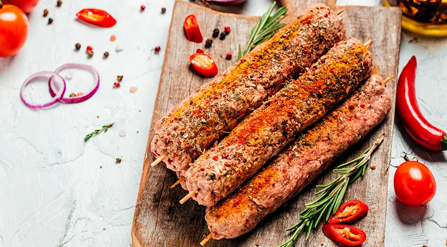 Для идеальной текстуры домашнего люля из индейки тщательно измельчите мясо и вымешивайте фарш 10–15 минут до состояния липкой, однородной массы