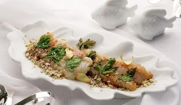 Треска с хрустящей корочкой из лесных орехов, петрушки и имбиря