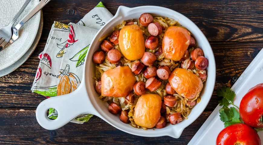 Рецепт тушеной капусты с яблоками и колбасками
