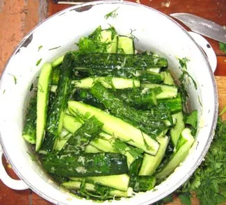 Салат из малосольных огурцов, чеснока и зелени