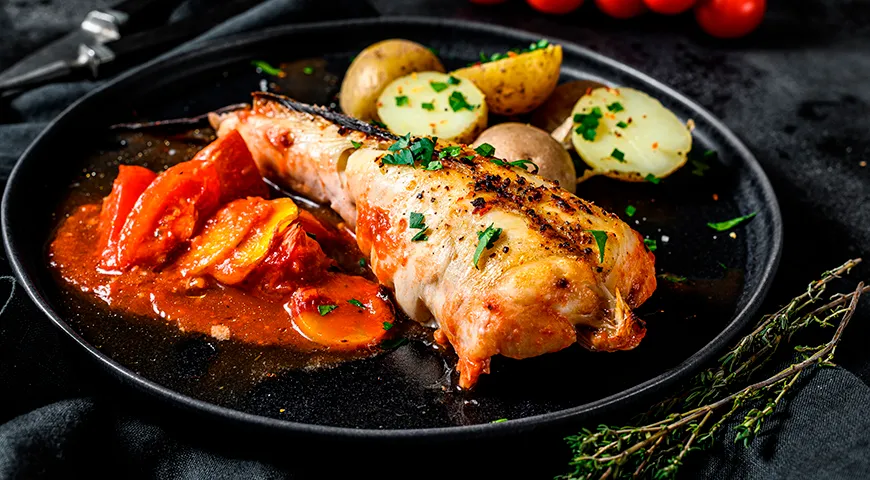 Удильщик, запеченный в томатном соусе