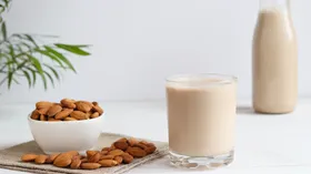 Чем опасно миндальное молоко — врач сказала, кому лучше не пить его