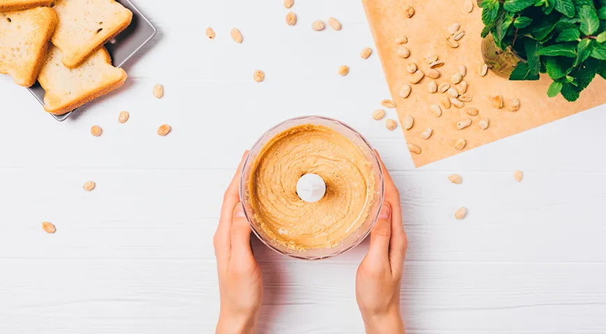 Чем дольше измельчаете арахис, тем нежнее получится паста