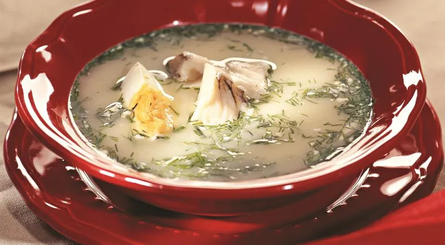 Рыбный суп с укропом, яйцами и сметаной