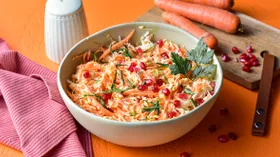 Салат из свежей моркови с колбасным сыром и чесноком
