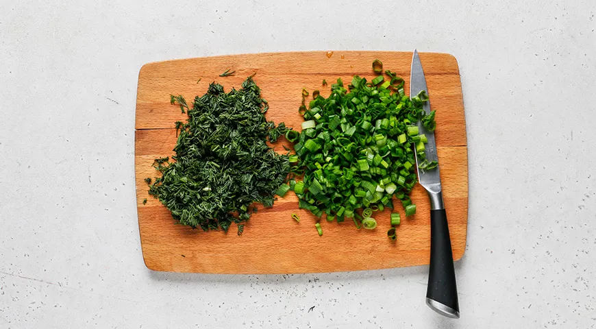 Заливной пирог с капустой, яйцами и зеленью