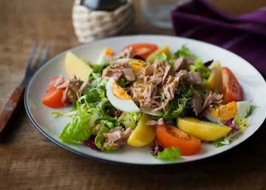 Салат с тунцом и яйцом