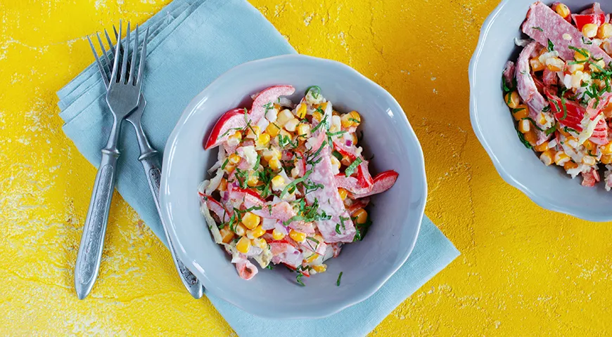 Салат с пекинской капустой, копченой колбасой и кукурузой