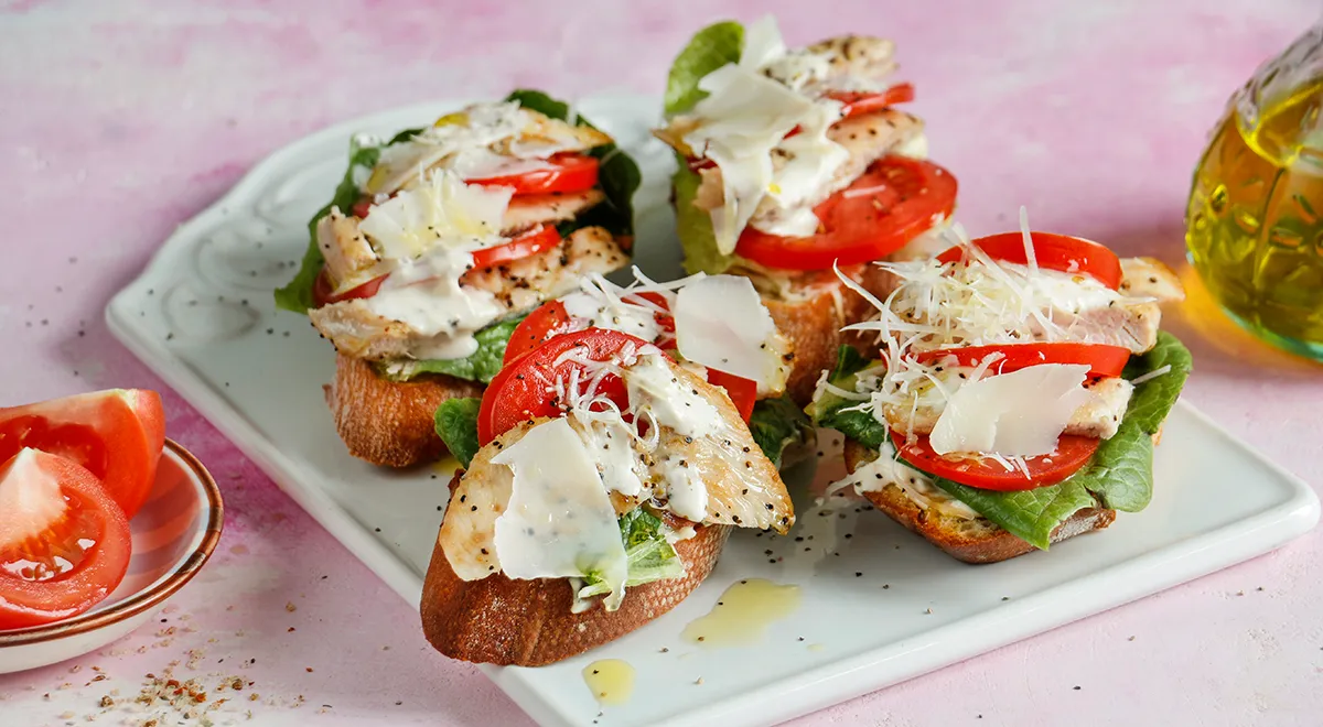 Брускетта «Цезарь с курицей»