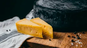 Черный сыр из Курской области: как делают сыр «Малевич» с золой и перцем