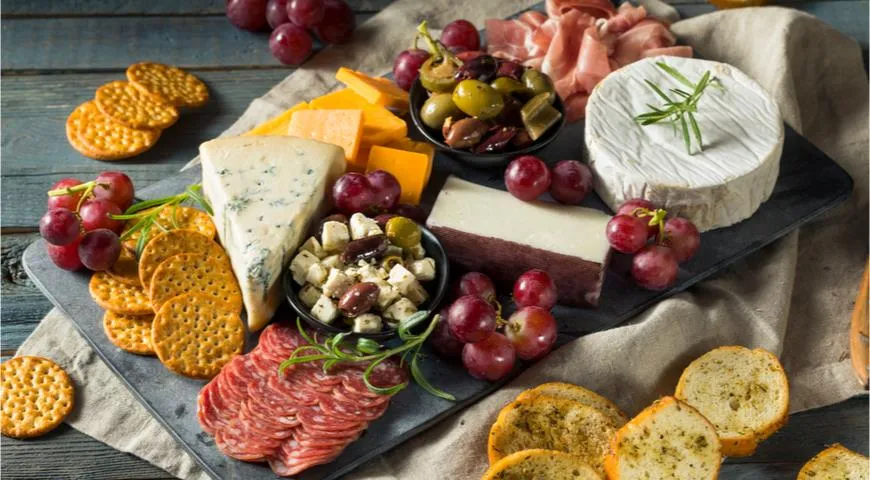 5 необычных продуктов, с которыми можно есть сыр