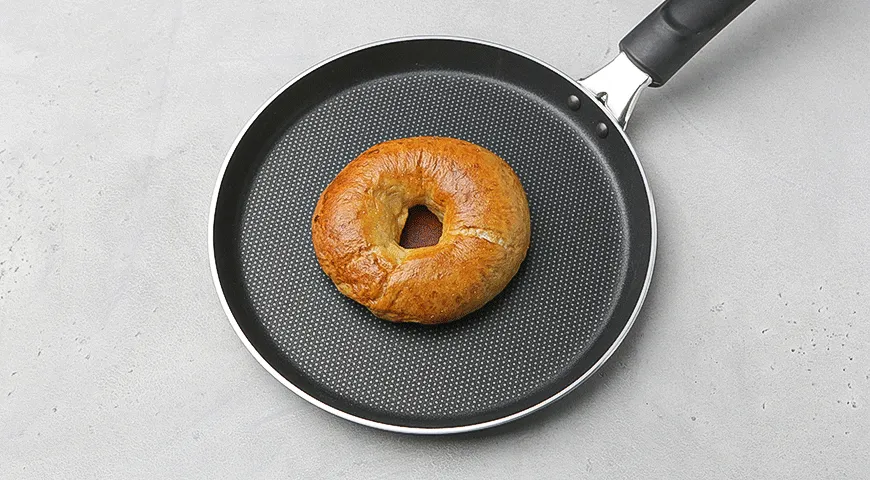 Бейгл с клубникой и авокадо