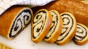 Рулет с маком из дрожжевого теста