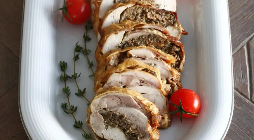 рулет из целой курицы с грибами и сыром
