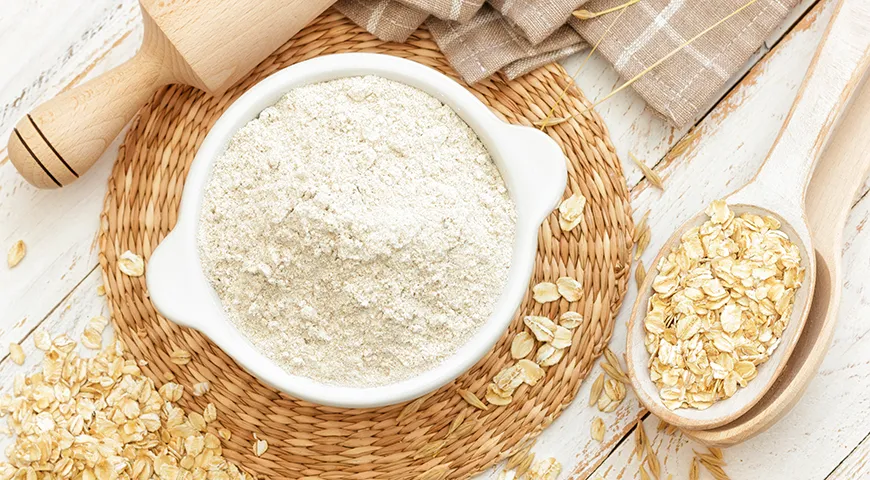 Овсяная мука — это редкий продукт, который при термообработке почти не теряет бета-глюканы — те самые растворимые волокна, превращающиеся в кишечнике в гель, который мягко обволакивает стенки желудка и замедляет всасывание сахаров в кровь