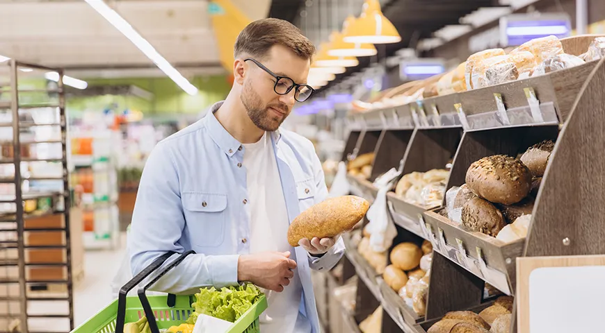 Свежий цельнозерновой хлеб упругий при легком нажатии и быстро восстанавливает форму