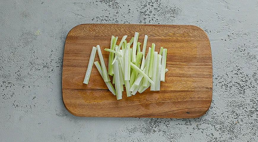 Закуска из сыровяленой колбасы с творожным сыром и сельдереем