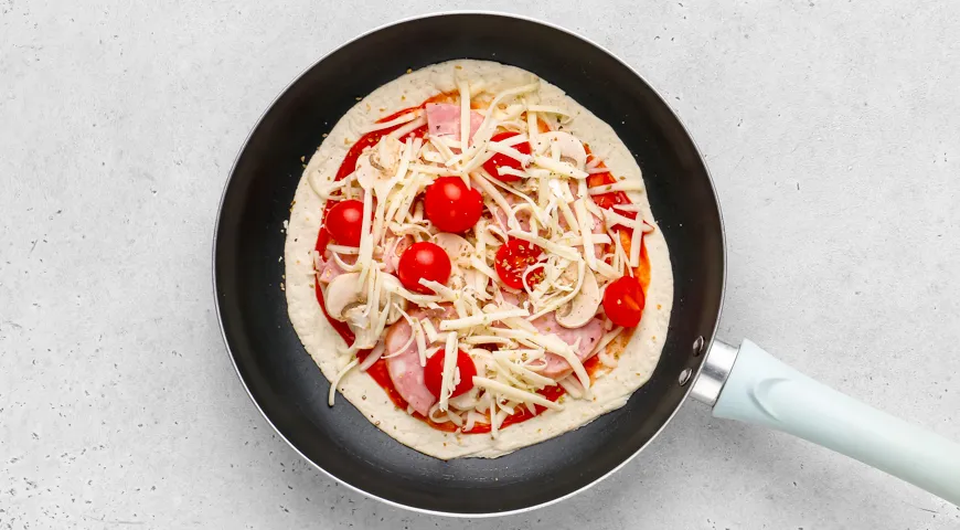 Пицца на тортилье на сковороде