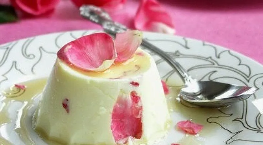 Шафрановый мусс из йогурта с цветочным медом и розовыми лепестками