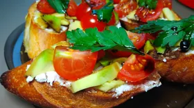 Брускетта с авокадо и черри (бутерброды)