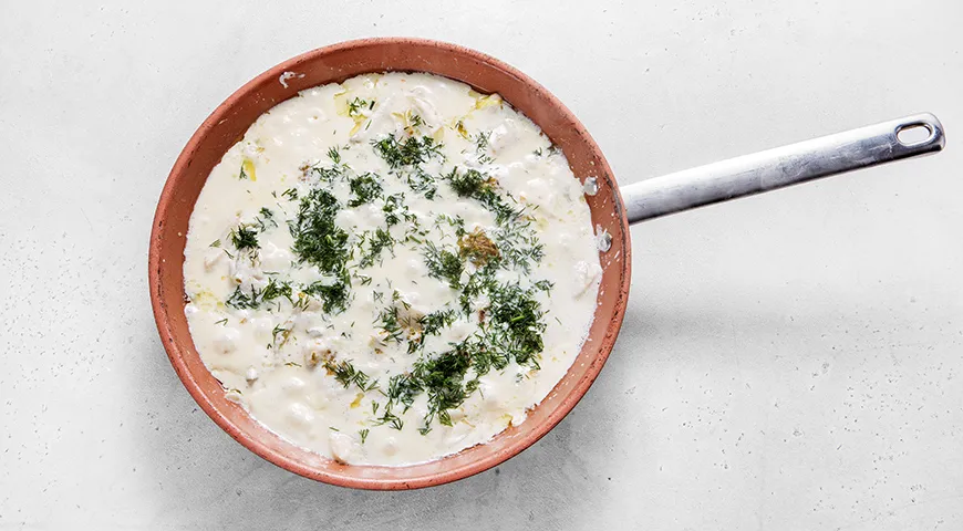 Рыба в сметанном соусе с солеными огурцами