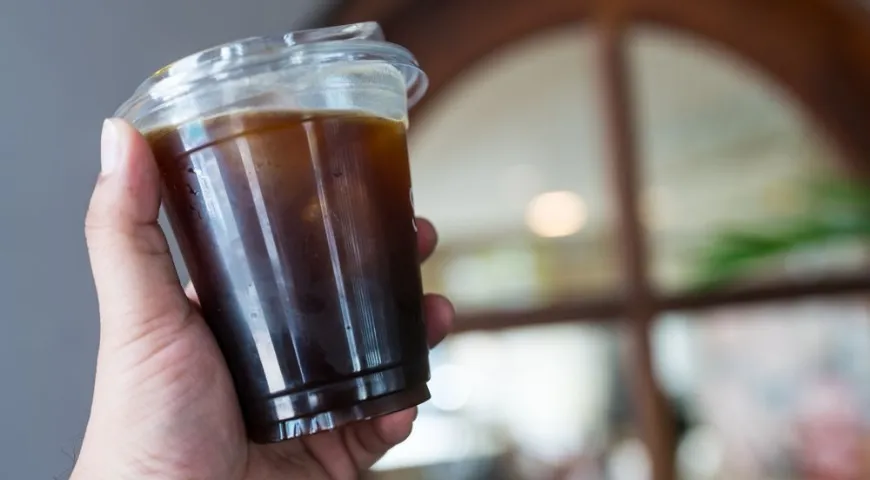 Бодрящий эффект коктейля связан с высоким содержанием кофеина 