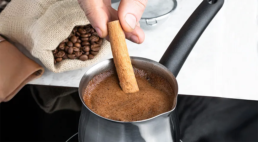 Палочку корицы используют для более тонкого аромата. Ее также кладут в турку в самом начале варки 