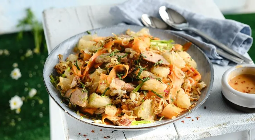  Азиатский салат из свинины с помело и заправкой с чили и шалотом, рецепт