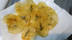 Прозрачные картофельные чипсы с зеленью внутри