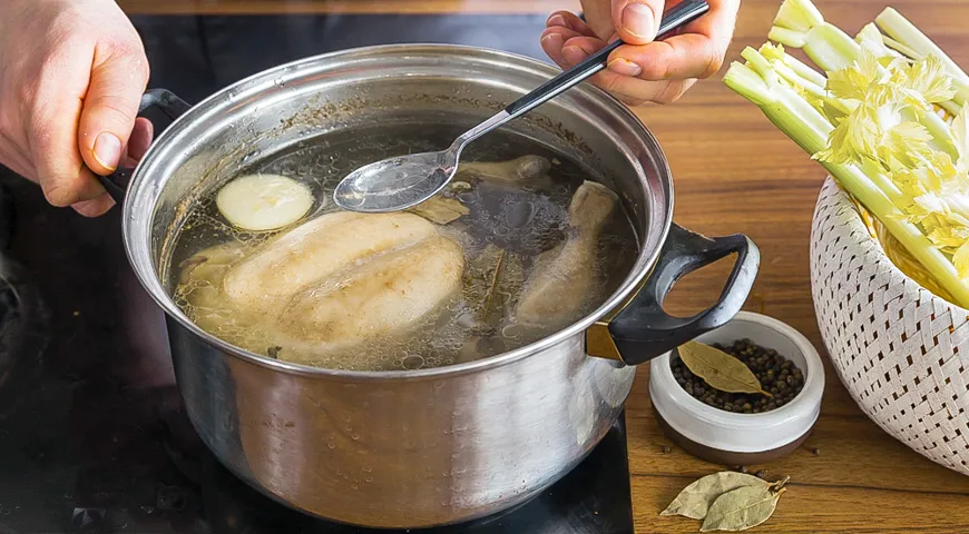 Варите куриный бульон на самом медленном огне минимум 3 часа, без крышки или с частично прикрытой крышкой