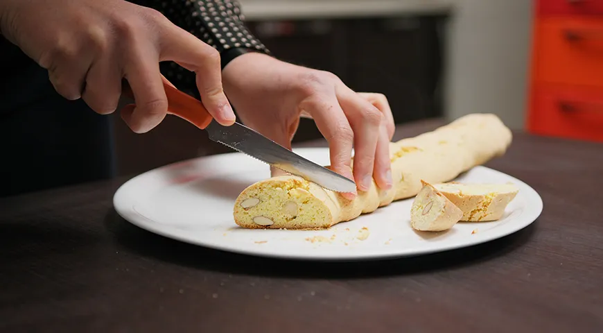 Запеченное тесто нарезают на печенье ломтиками толщиной 1–1,5 см, которые затем снова отправляют в духовку