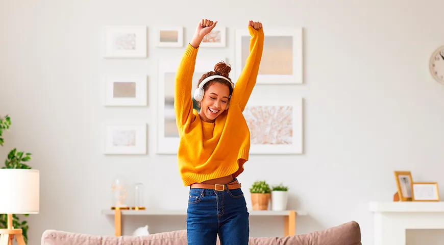 Подростку до 18 лет будет приятно получить в подарок наушники