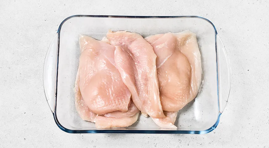 Филе куриное под сыром и помидорами в духовке