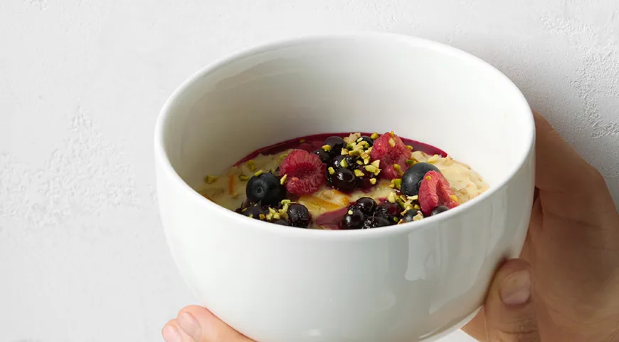 Овсянка с апельсиновым соком, свежими ягодами и иргой