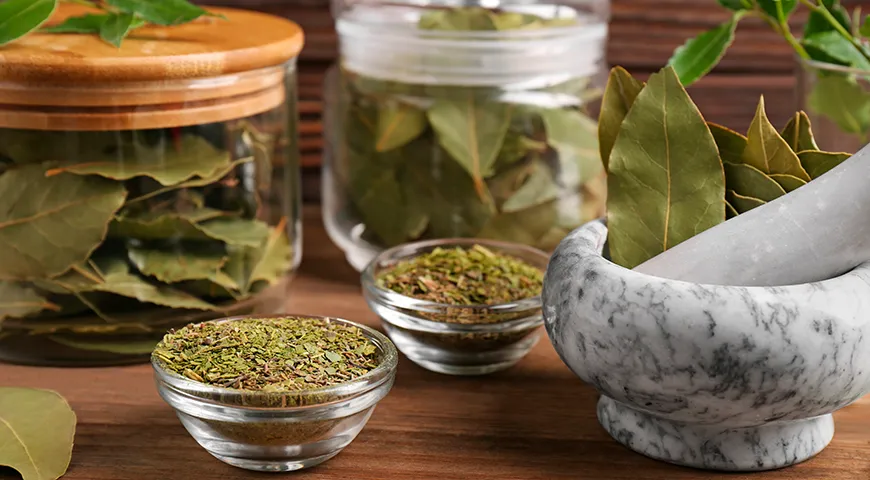 В продаже лавровый лист бывает двух видов: целые сушеные листья и молотый