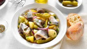 7 необычных салатов с солеными огурцами, которые необходимо попробовать