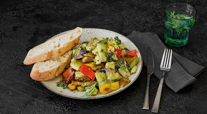 Тёплый салат из кабачков, запечённых на гриле и других овощей, рецепт см. здесь