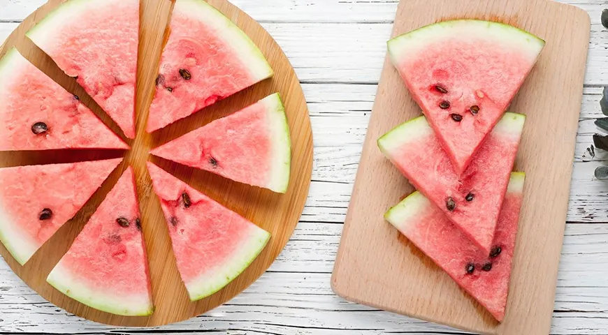 Удлиненные треугольники арбуза, которые очень удобно есть