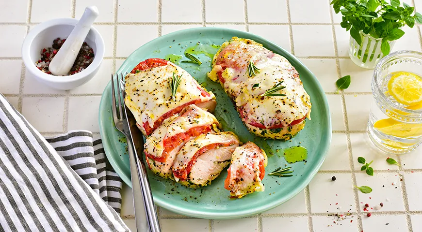 Рецепт куриной грудки с моцареллой и помидорами в духовке